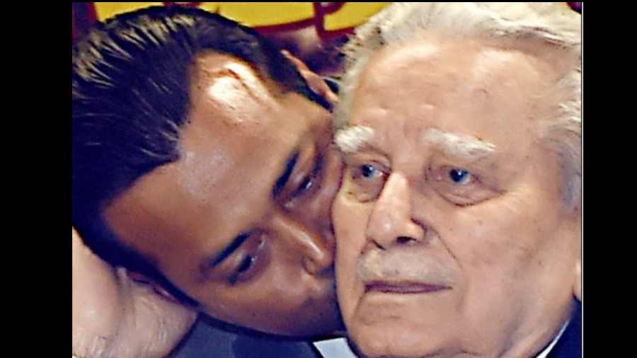Naresh Kumar with his protégé Leander Paes at a felicitation event at Calcutta South Club in 2016. 