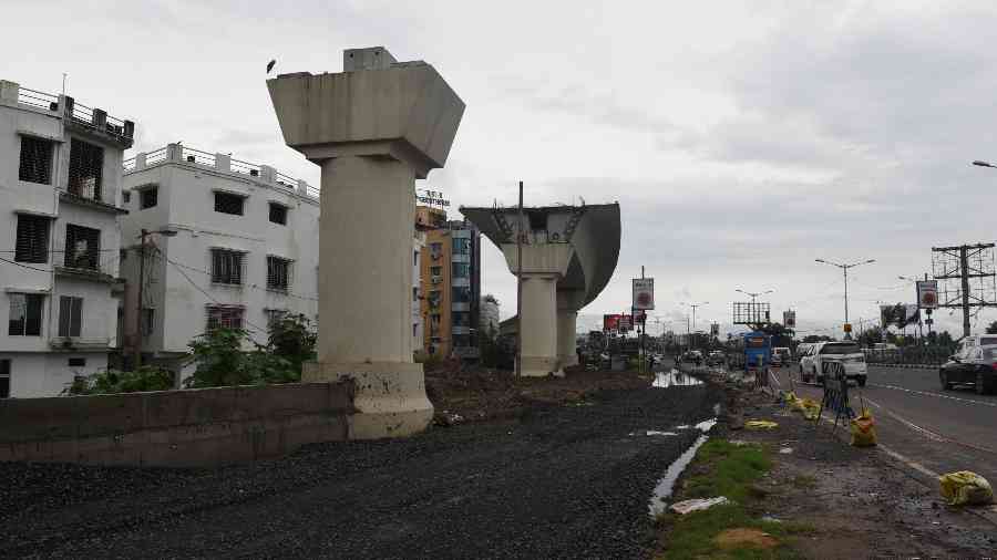 Metro Railway pillars coming up near the Chingrighata crossing. 