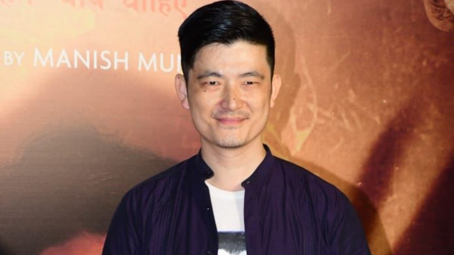 Actor-singer Meiyang Chang turned up in navy blue-olive hoppers and a purple shirt.