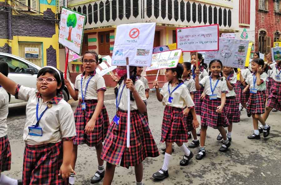 Schoolchildren take part in a rally at Shyambazar on Thursday to spread awareness to combat dengue. Meanwhile, a 56-year-old woman from Tollygunge’s Paschim Putiary died of dengue at a city hospital early on Sunday, the fourth known dengue death in the city in the past week. The Indian Immunologicals Limited, a leading vaccine manufacturer in India, has received approval for the Phase-1 clinical trial of the dengue vaccine Dengvaxia. This vaccine is being developed in alliance with the US-based National Institute of Health. 