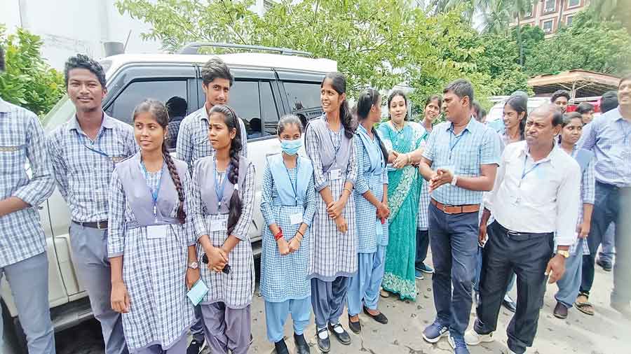 Students and teachers of Padmapukur Madhya Vidyalay, Baruipur, on a  field trip to the Bengal Assembly in Calcutta on Thursday.