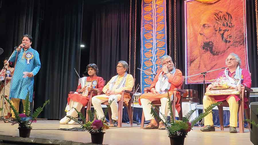 Organiser Sayan Banerjee speaks in presence of Mallar Ghosh, Parthajeet Banerjee, Prabir Brahmachari and Kalyan Sen Barat at their felicitation at Okakura Bhavan. 