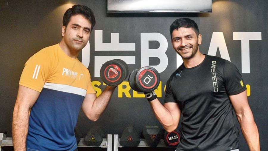 Abir Chatterjee and Arjun Chakrabarty hitting a set of dumbbell curls