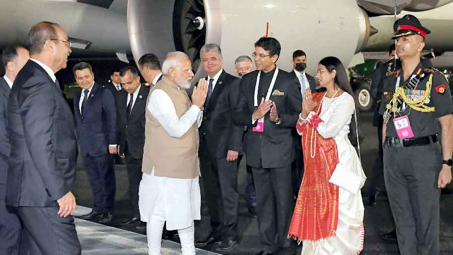 Prime Minister Narendra Modi being welcomed on his arrival in Samarkand