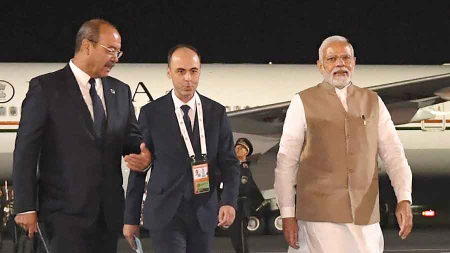 Modi with Indian delegates at the airport