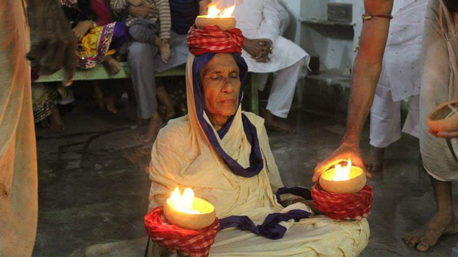 The Navami ritual of ‘dhuno purano’ in progress