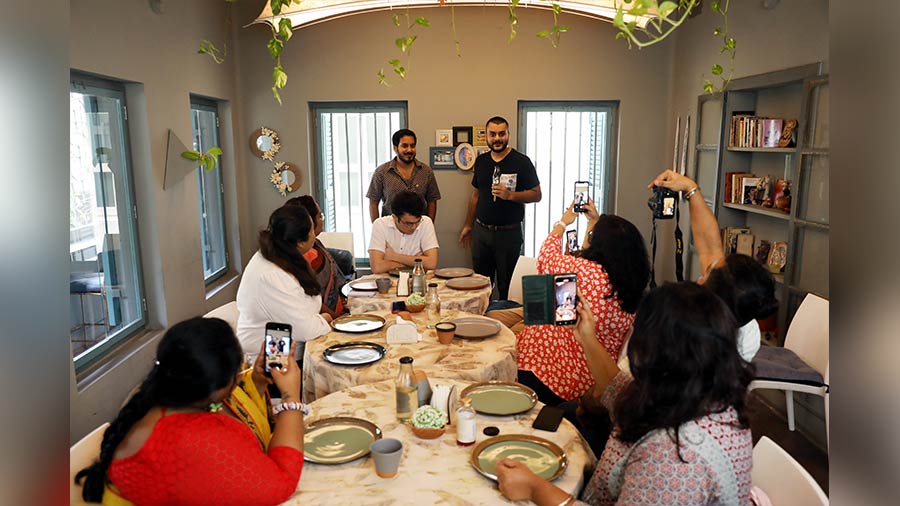 A welcome noted by chefs Auroni Mookerjee (in black) and Thomas Zacharias at the potluck, which featured a variety of ‘choto maachh’ dishes made by Kolkata home chefs 
