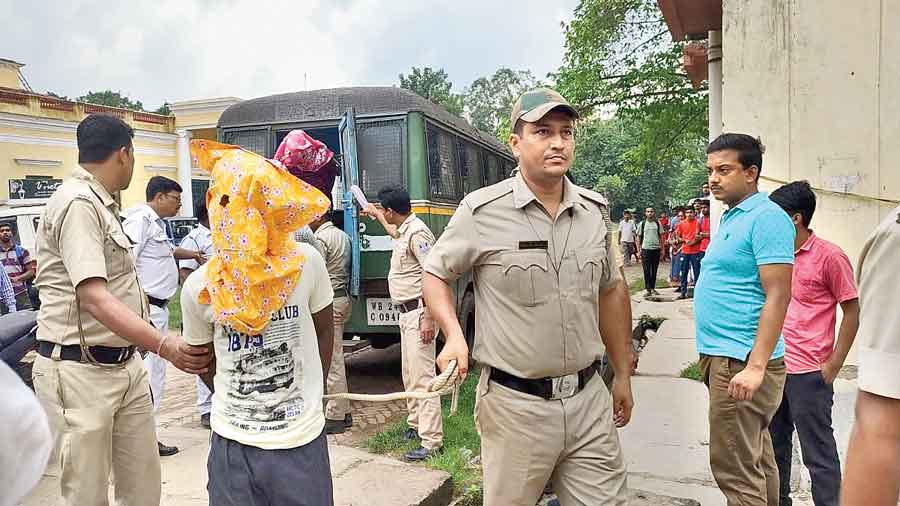 Hooghly - Cop on probation catches thieves - Telegraph India