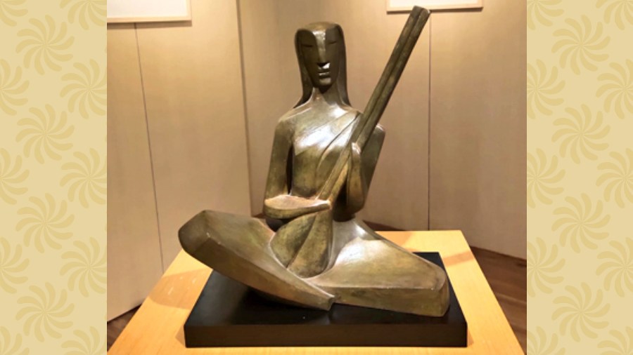 A sculpture in the Musician series