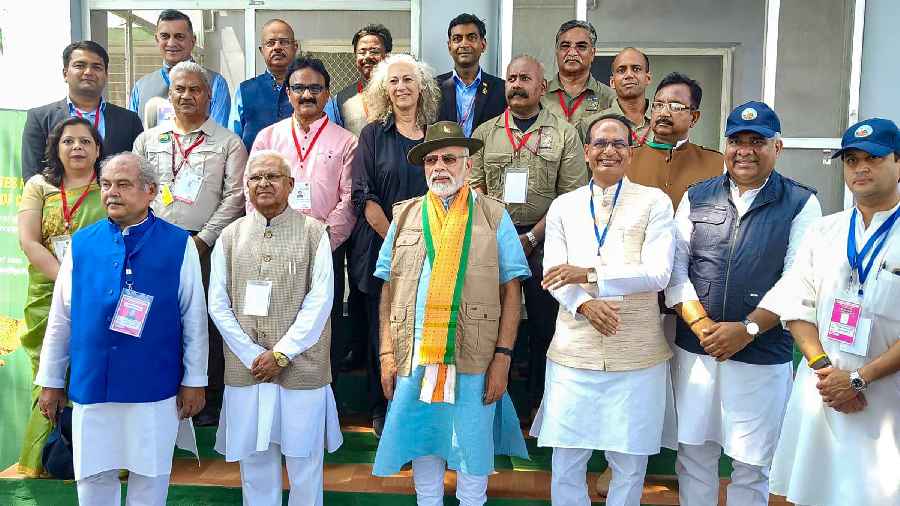 Modi poses with dignitaries and officials in Madhya Pradesh