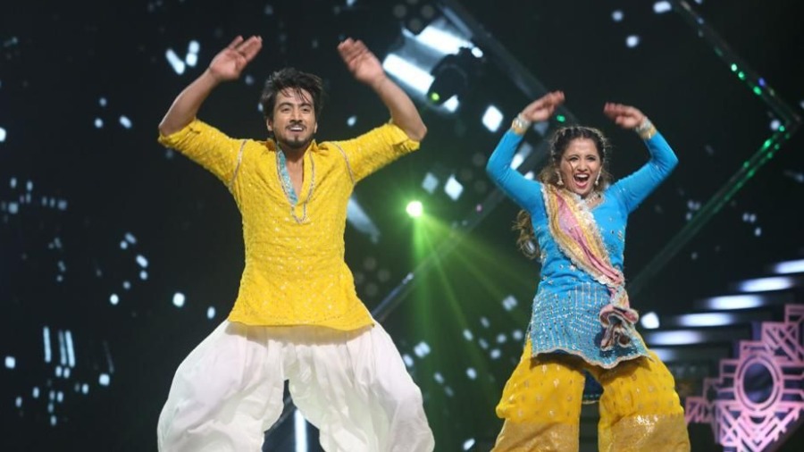 Contestant Faisal Shaikh dancing with Vaishnavi Patil. 