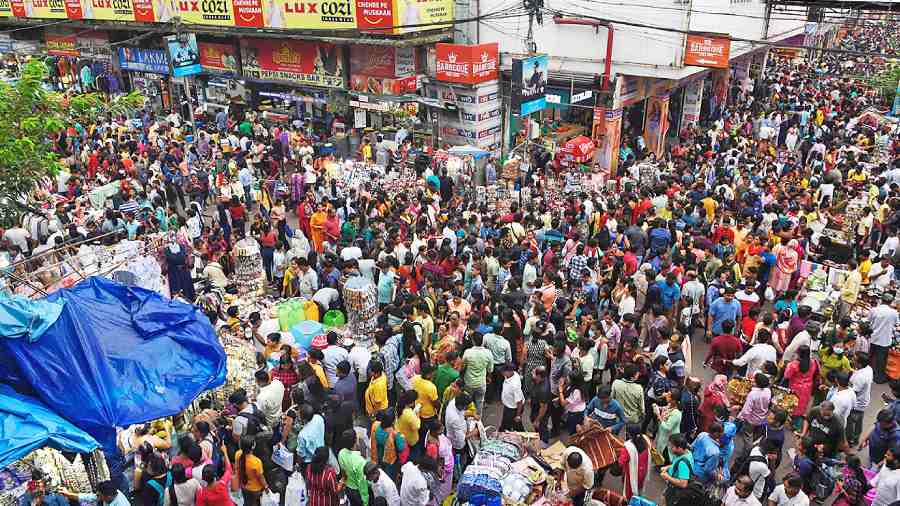 Crowds back, not business for Kolkata traders