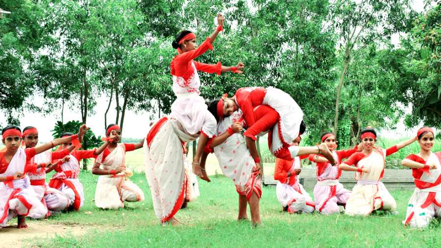 GALLANT GIRLS: Raibeshe, known to be a virile war dance, being performed at Gonnaserandi Gopoteswar Mandir in Burdwan. 