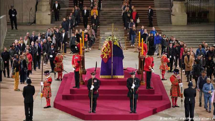 The final members of the public pay their respects to the queen early Monday morning