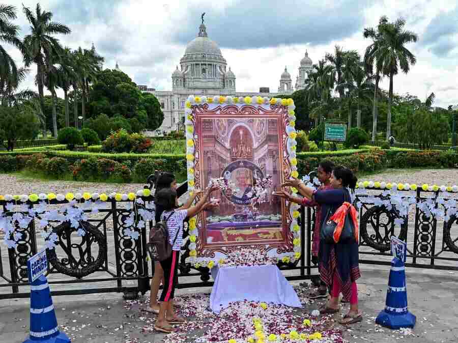 People pay floral tributes to Queen Elizabeth II in front of Victoria Memorial on Monday. The Queen, Britain’s longest-serving monarch, died on September 8 at the age of 96. With world leaders and dignitaries flying from across the globe, and an expected crowd of over 2 million people, Queen Elizabeth II's funeral was, in all likelihood, the highest-attended event in the history of the United Kingdom. The funeral began at 11 am (London Time and 4.30 pm IST). The event was streamed live on different platforms including BBC One, BBC News, BBC iPlayer, Sky News, and Sky News App. It was also streamed live on YouTube and other platforms.