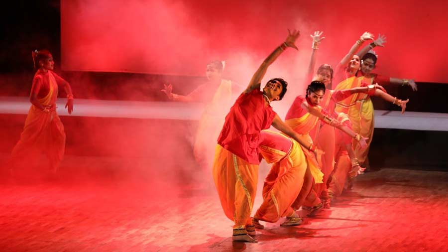Agni, choreographed and performed by the graduates of the advanced section of the academy, was a power-packed sequence. The music of the dance piece was composed by Salim Merchant, Vijay Prakash and Taufiq Qureshi