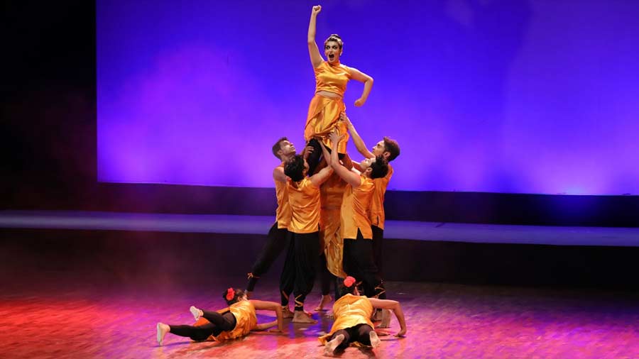 A moment from the presentation ‘Aajker Raktakarabi’, based on Rabindranath Tagore’s play ‘Raktakarabi’. Choreographed by Uday Shankar Awardee of 2018, Aritra Sengupta, the act used Afro contemporary dance techniques to highlight the broad diaspora of dance forms practised and performed by the academy. The music for the act was compiled from ‘Sherlock Holmes’, ‘The Godfather’ and the compositions of German film music composer Hans Zimmer, singer-songwriter Sahana Bajpaie and Guns N’ Roses lead guitarist Slash
