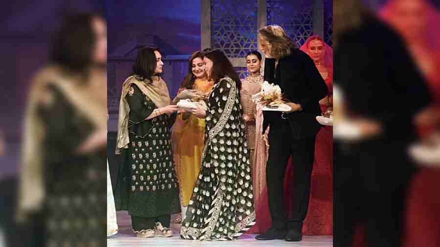 Madhu Neotia felicitated Muzaffar and Meera Ali on stage at the end of the show