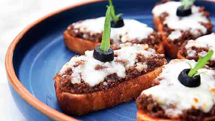 Mutton Bruschetta: One can start their meal with these crunchy Mutton Bruschettas. Toasted to perfection, the minced mutton layering on top is moist and creamy, with an overall sweet and salty flavour. Rs 520