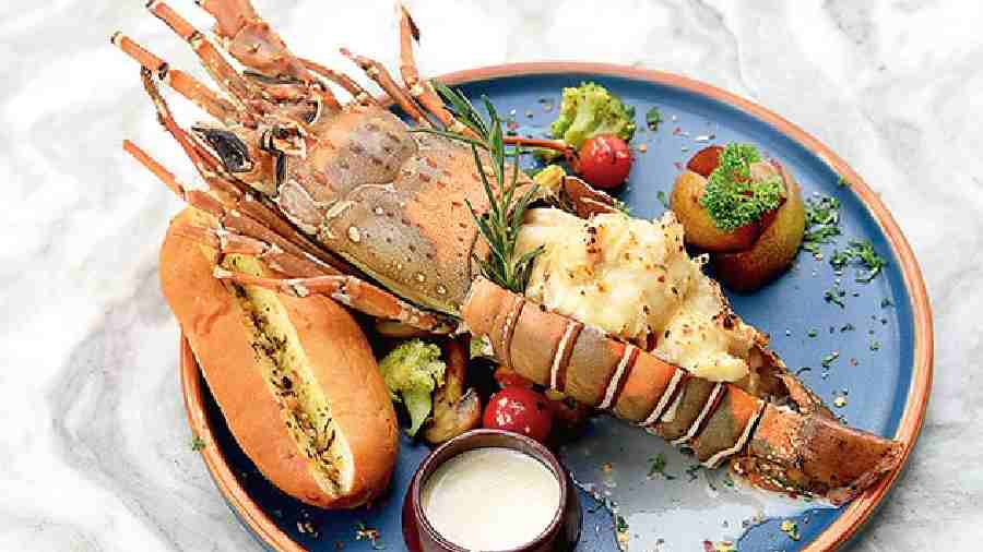 Lobster Thermidor Served with Pear Flan: For seafood lovers, a grand dish awaits with the lobster thermidor. The creamy and chewy lobster meat gets the right accompaniment in the crunchy and fresh peach flan. If you are sensitive to the seafood smell, try having it with the bread and veggies! Rs 1,800