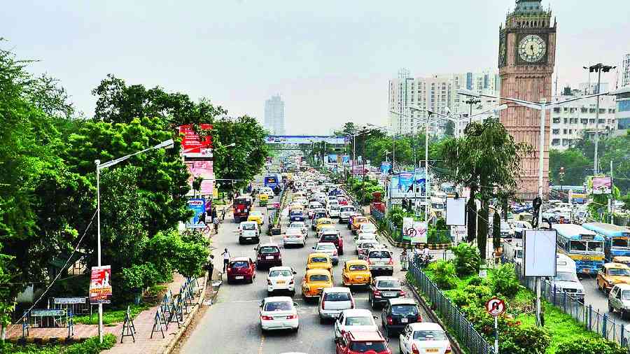 Traffic and crowd management around VIP Road pujas throws up challenge for cops