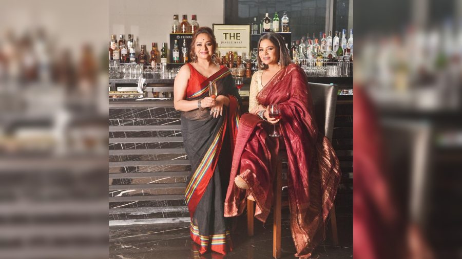 The sisters were ready for a soiree in party saris. While Sudipta’s silk-linen sari in wine was Suchismita’s ode to “old Benarasis”, Bidipta draped a noil sari, Suchismita’s “signature”. “This fabric was mostly used for furnishing. I liked the raw texture and that’s why I started making saris,” she said. 