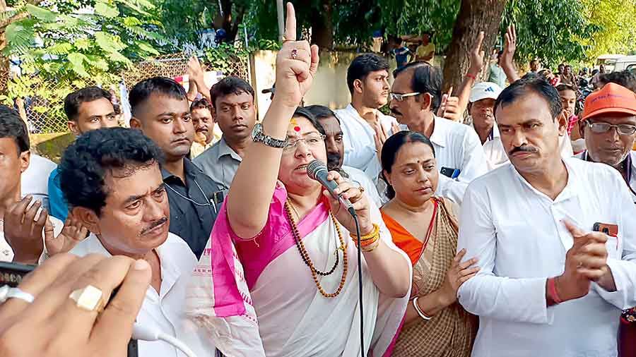 BJP leader Locket Chatterjee stages a demonstration in front of Santiniketan police station to protest against the murder of a minor in Bolpur on Wednesday. 