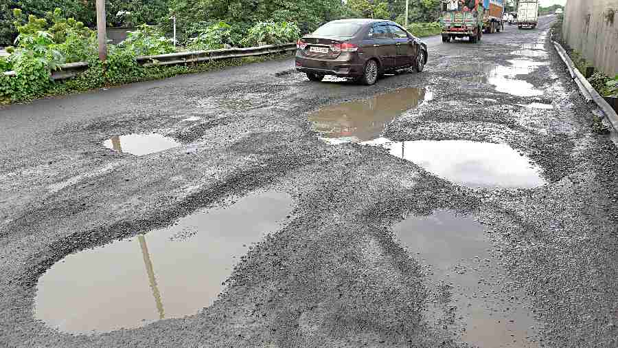 Craters dot Belgharia Expressway, NHAI keen to engage IIT to study subsidence