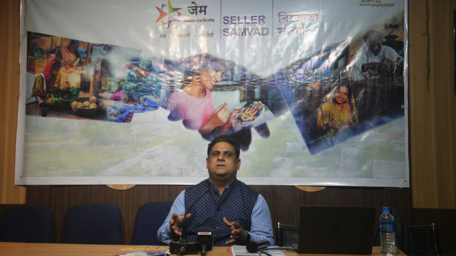 Sayantan Roy interacts with sellers at Seller Samvad held at Press Club Kolkata.