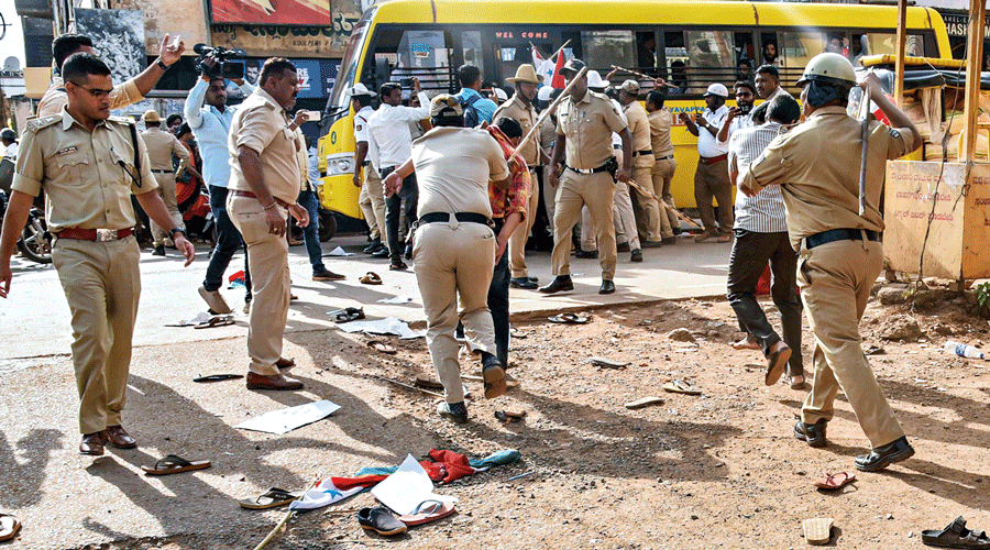 Police in Karnataka's Hubli baton-charge PFI and SDPI workers during a protest against  the raids on Thursday. 
