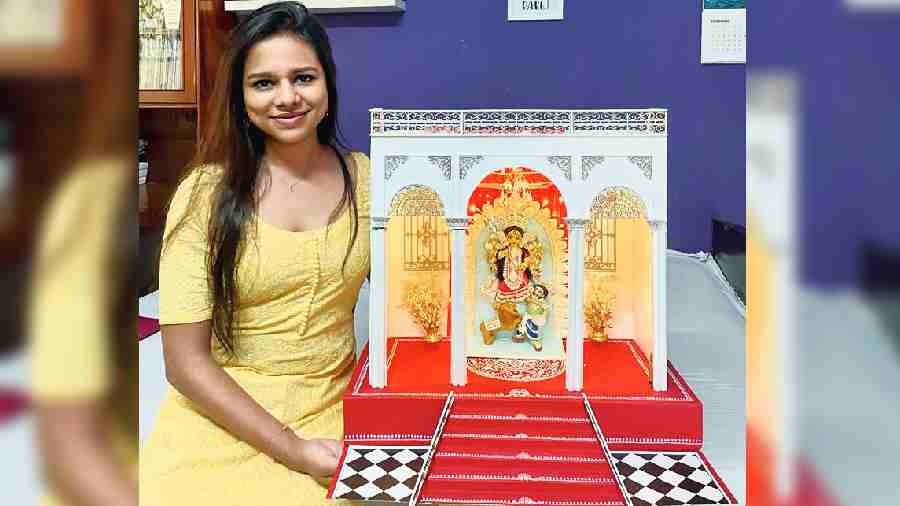 Salt Lake girl Debadrita Das makes mini pandal in shola