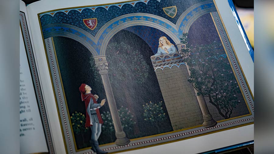 The famous balcony scene from ‘Romeo and Juliet’ with gilded borders