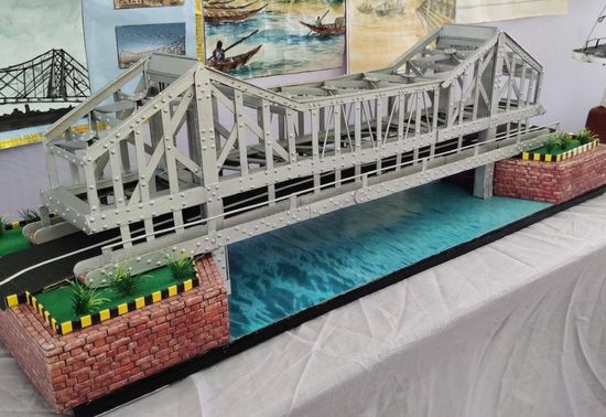 Model of the Howrah Bridge created by students of the school
