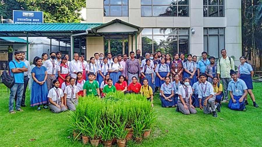 All the participants at workshop pose for a group photograph