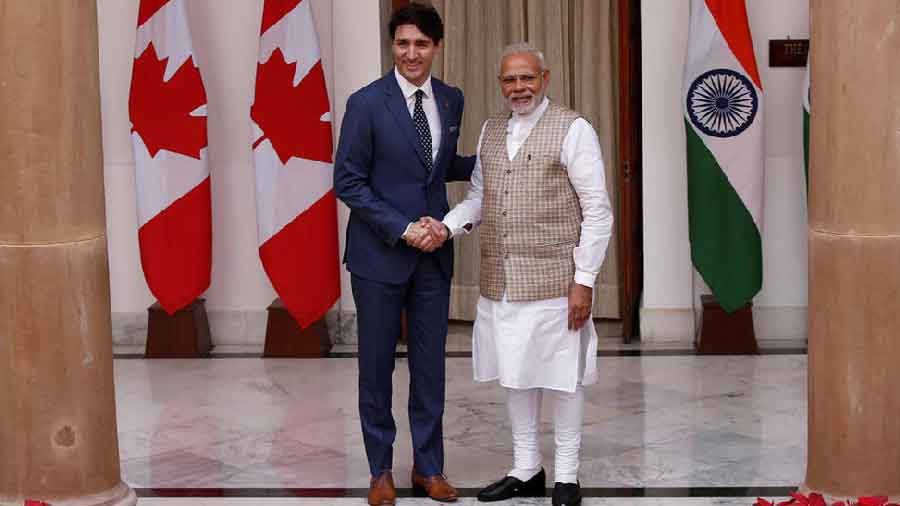 Prime Minister Narendra Modi (R) with his Canadian counterpart Justin Trudeau