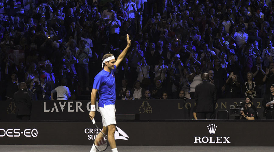 Federer waves to the crowd 