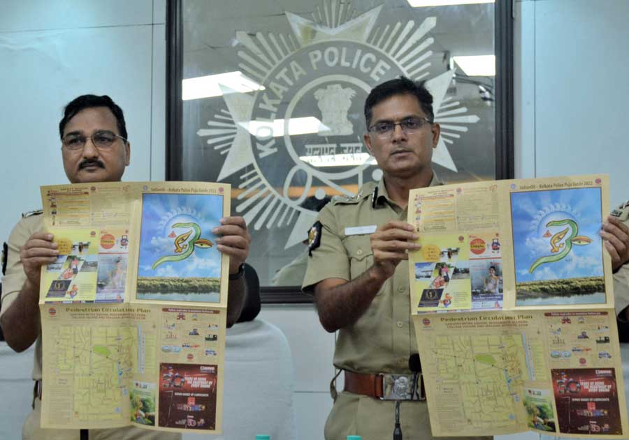 (Left) Kolkata Police commissioner Vineet Kumar Goyal and additional commissioner of police Hari Kishore Kusumakar released a guide map of Kolkata pujas to help pandal- hoppers at Lalbazar on Saturday. 