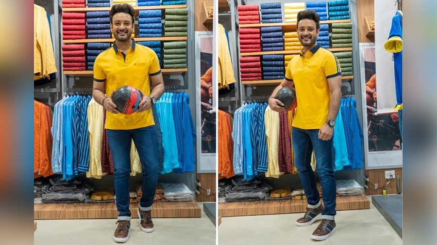 Go for the simple and comfy vibe on Shasti. How about this look: a simple yellow shirt with classic blue denim jeans? Channel the casual and sporty like none other. 