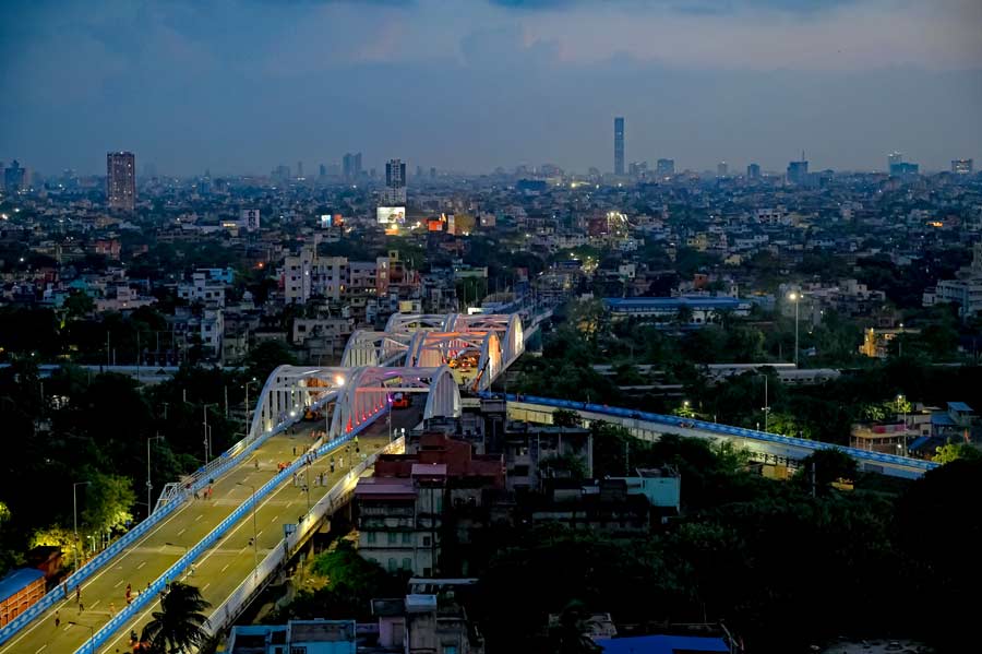 The new Tallah bridge on Wednesday, September 21, evening as seen from the fourteenth floor of a nearby highrise. Renamed as Hemanta Setu, it was inaugurated by chief minister Mamata Banerjee on Thursday.