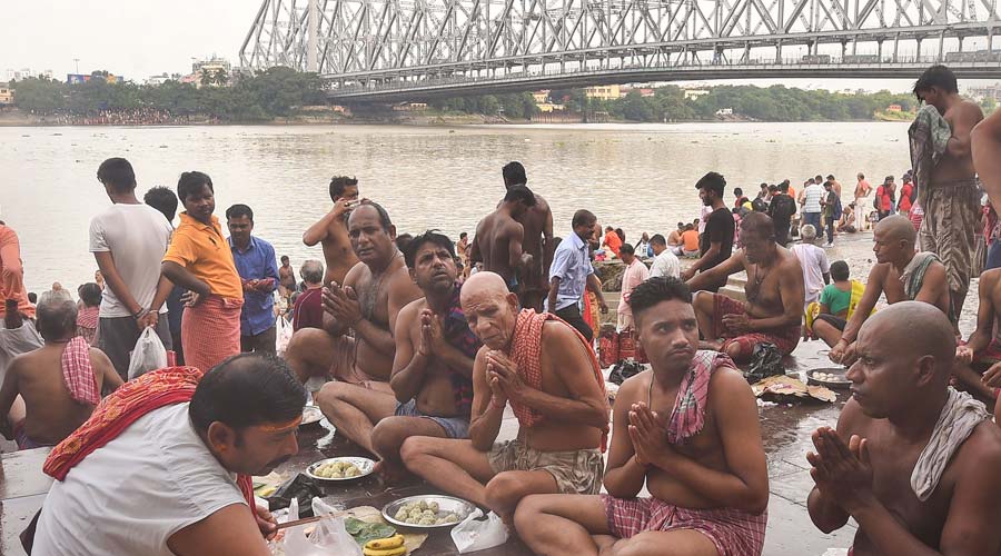 People perform 'pinda dan' near Howrah bridge in Calcutta