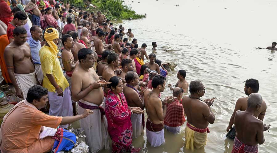 People braving all odds on the banks of Hooghly river in Nadia 