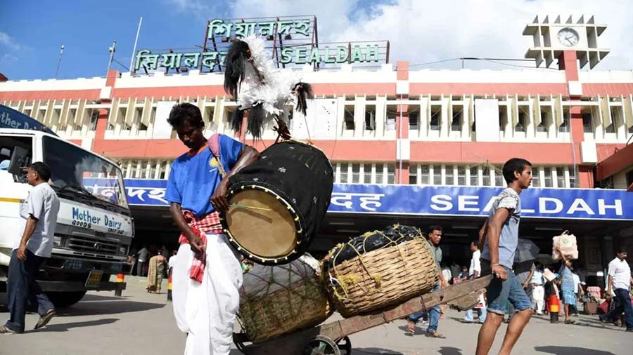A dhaaki at Sealdah station