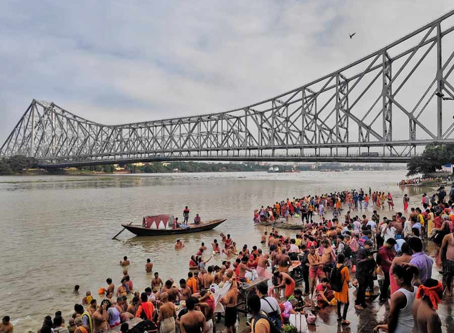 Thousands of people gathered at Howrah’s Mullick ghat to offer Tarpan early on Sunday. 