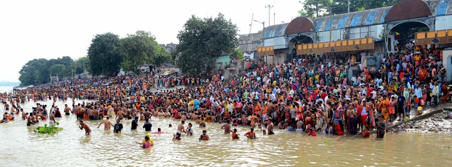 A view of Ahiritola ghat on Mahalaya. After the COVID menace since 2020, thousands of people on Sunday offered Tarpan. 