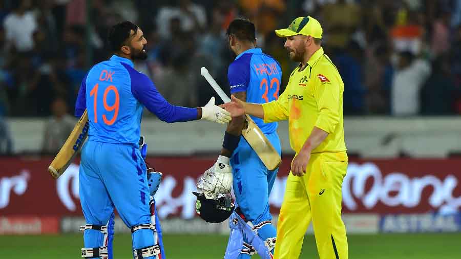 Dinesh Karthik shakes hands with Australian skipper Aaron Flinch after pulling it off