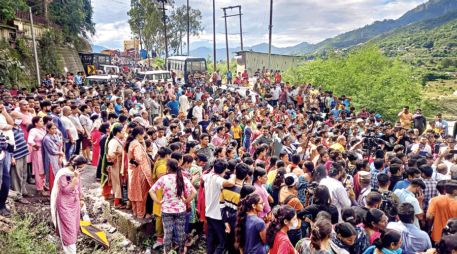 People block the Rishikesh-Badrinath highway at  Srinagar in Pauri Garhwal district on Sunday to protest  the killing of the receptionist.