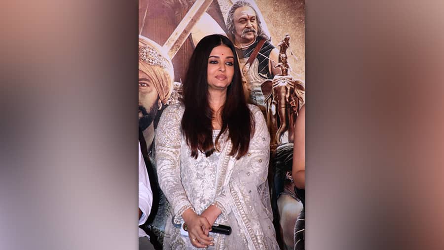 Aaradhya ♡ on X: Aishwarya Rai Bachchan's Outfit Details!  #AishwaryaRaiBachchan #PonniyinSelvan  / X