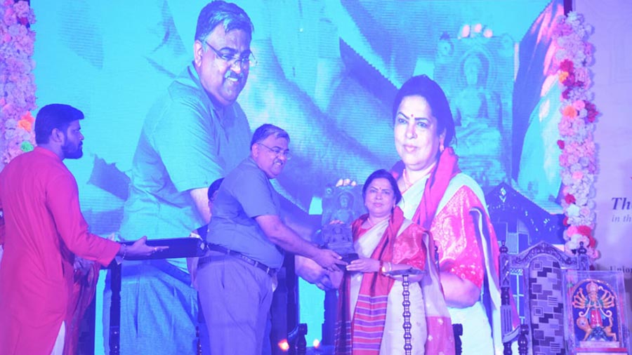 Union minister of state for culture and external affairs Meenakashi Lekhi felicitates an awardee.  