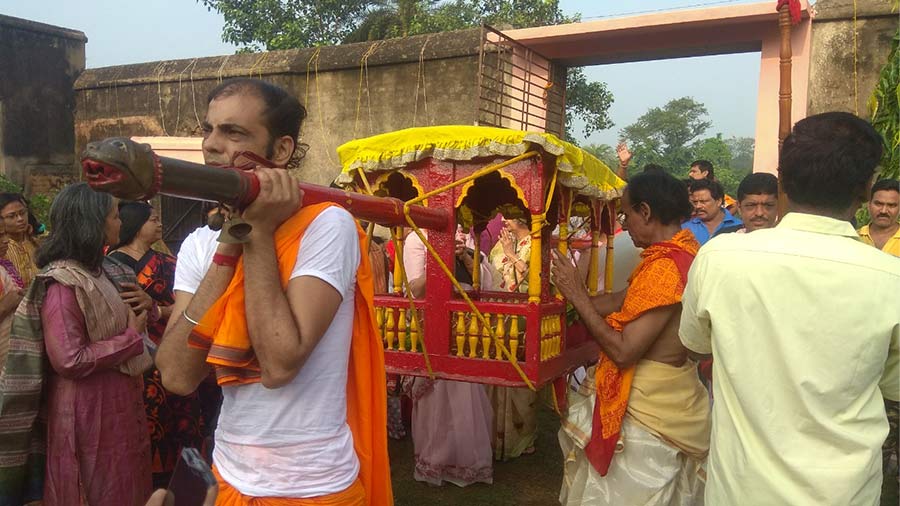 The ‘nabapatrika’ gets carried on the palanquin