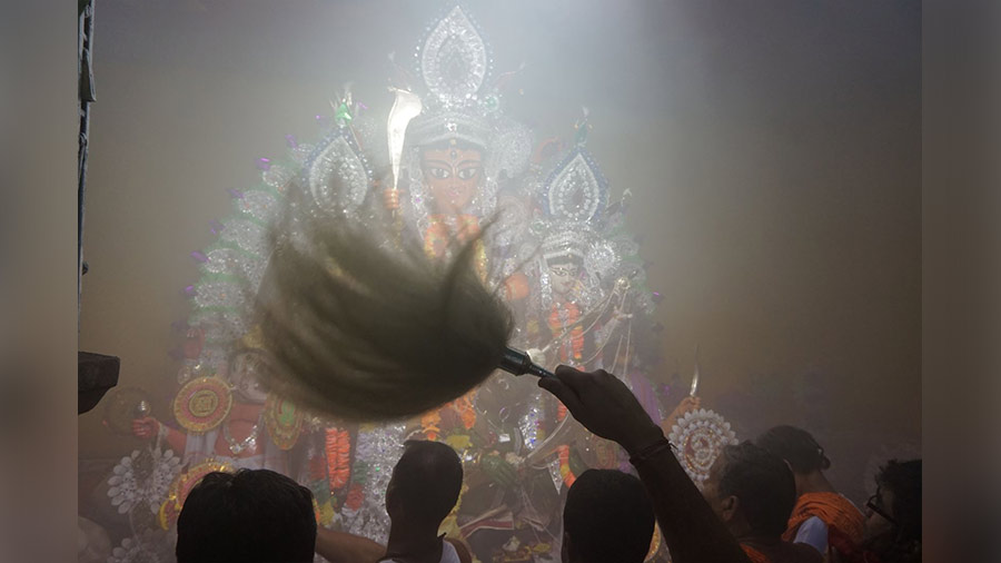 A glimpse of the Handa family idol enveloped in smoke from ‘dhuno’